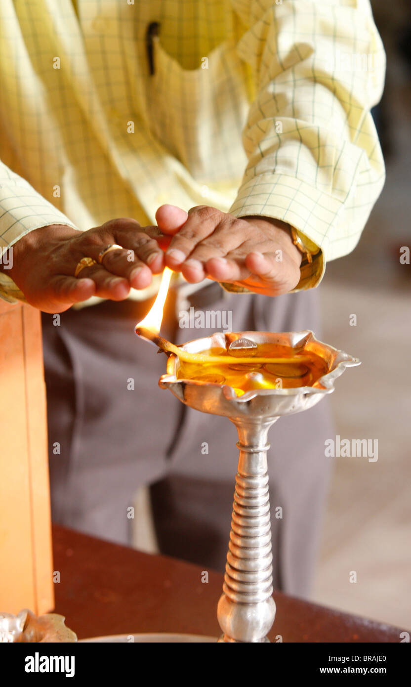 Lampada ad olio in un tempio indù, Dubai, Emirati Arabi Uniti, Medio Oriente Foto Stock