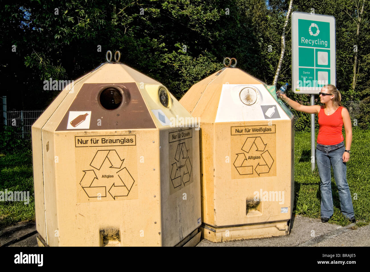 Adolescente il riciclaggio al centro di riciclo in Europa nei pressi di Monaco di Baviera Germania Foto Stock