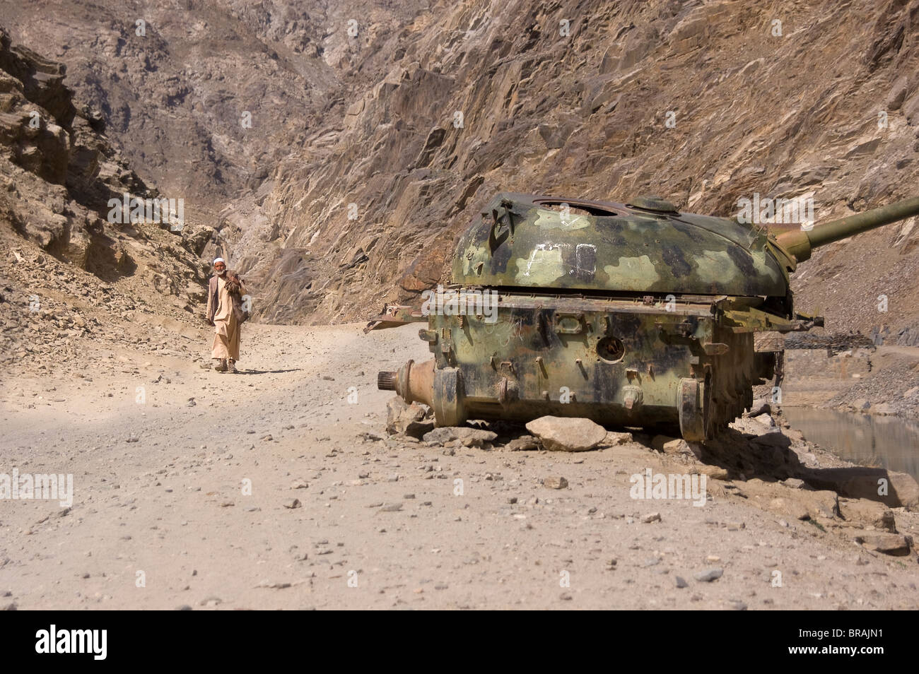 L'uomo cammina dal serbatoio Panjshir Valley in Afghanistan Foto Stock