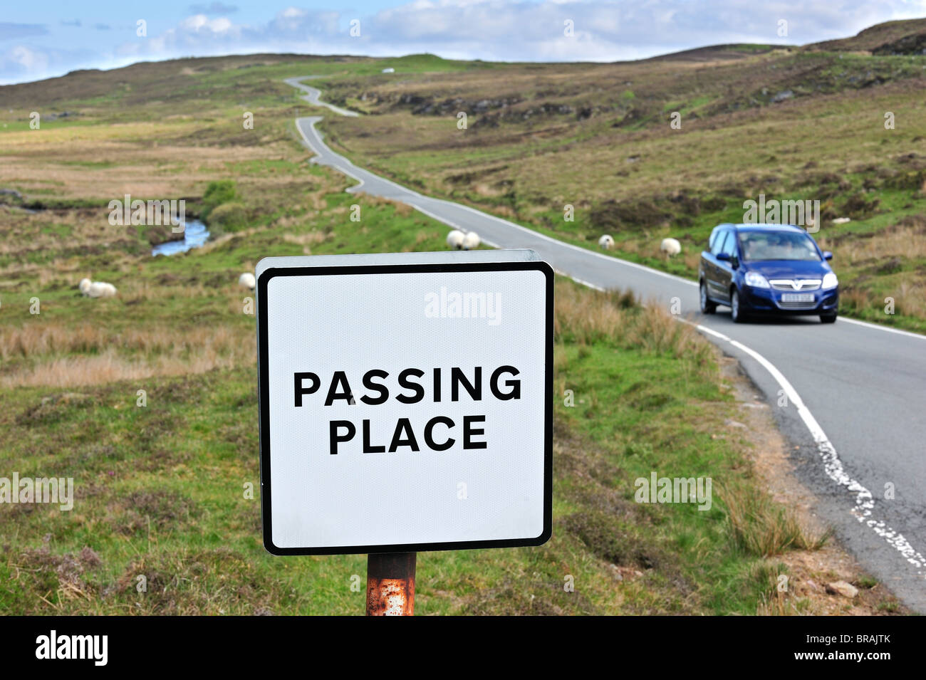 Segno di traffico lungo via unica strada con passaggio di luoghi sulla isola di Skye, Highlands, Scotland, Regno Unito Foto Stock