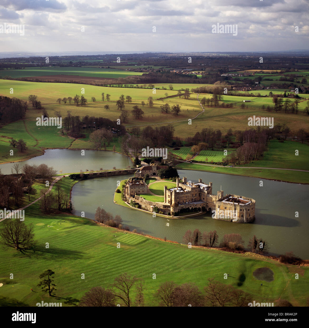 Immagine aerea del castello di Leeds e fossato, un castello medievale, a sud-est di Maidstone Kent, England, Regno Unito, Europa Foto Stock