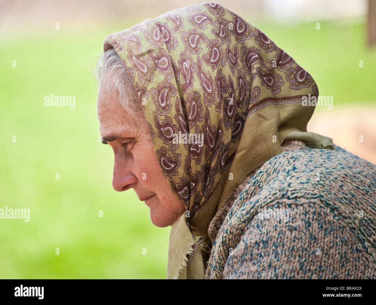 Vecchia contadina con fazzoletto sfocate su sfondo verde Foto stock - Alamy