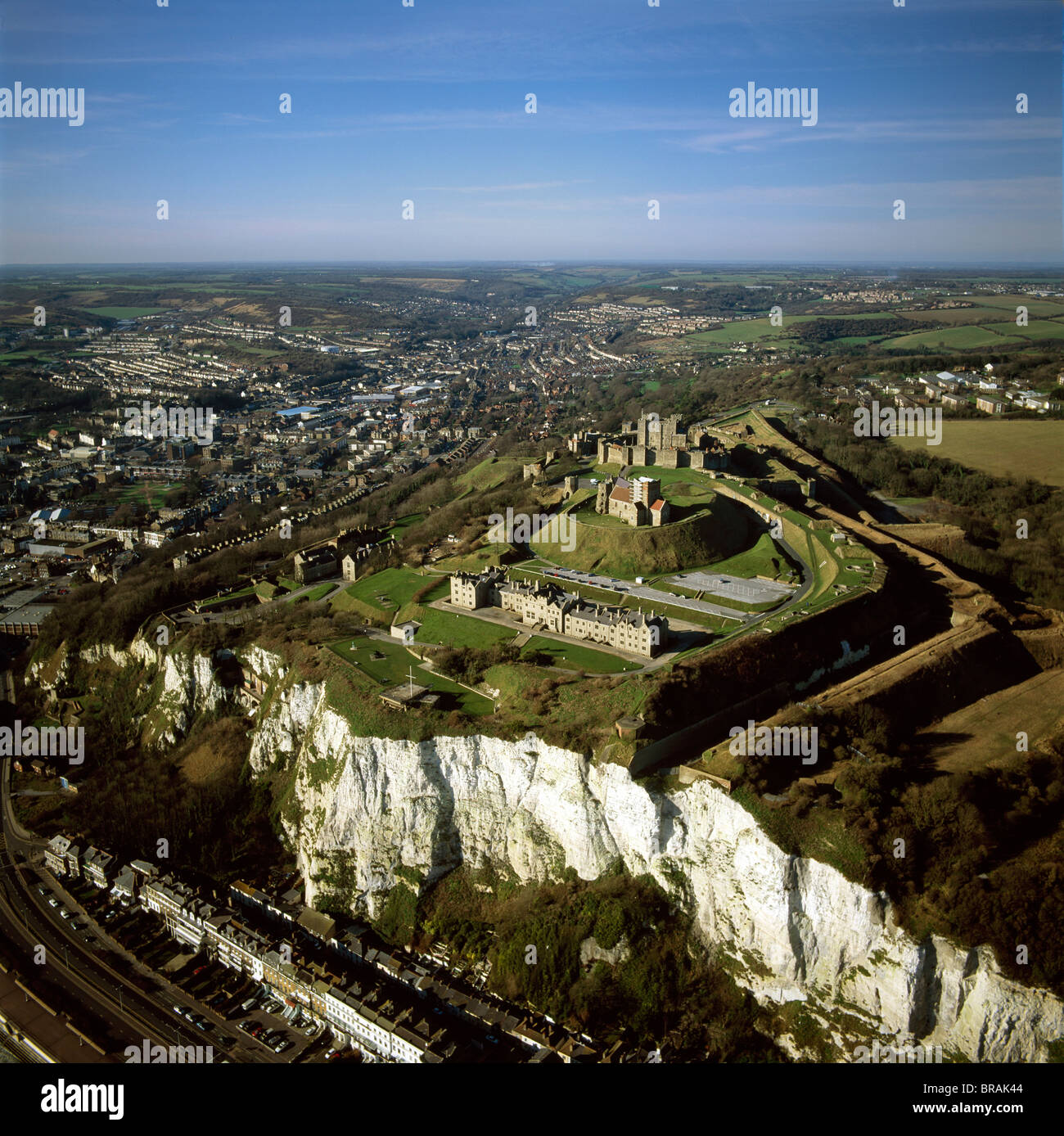 Immagine aerea del castello di Dover oltre le bianche scogliere di Dover, Kent, England, Regno Unito, Europa Foto Stock