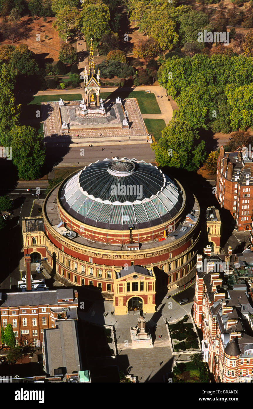 Immagine aerea della Royal Albert Hall e l'Albert Memorial in Kensington Gardens a Londra, Inghilterra, Regno Unito, Europa Foto Stock