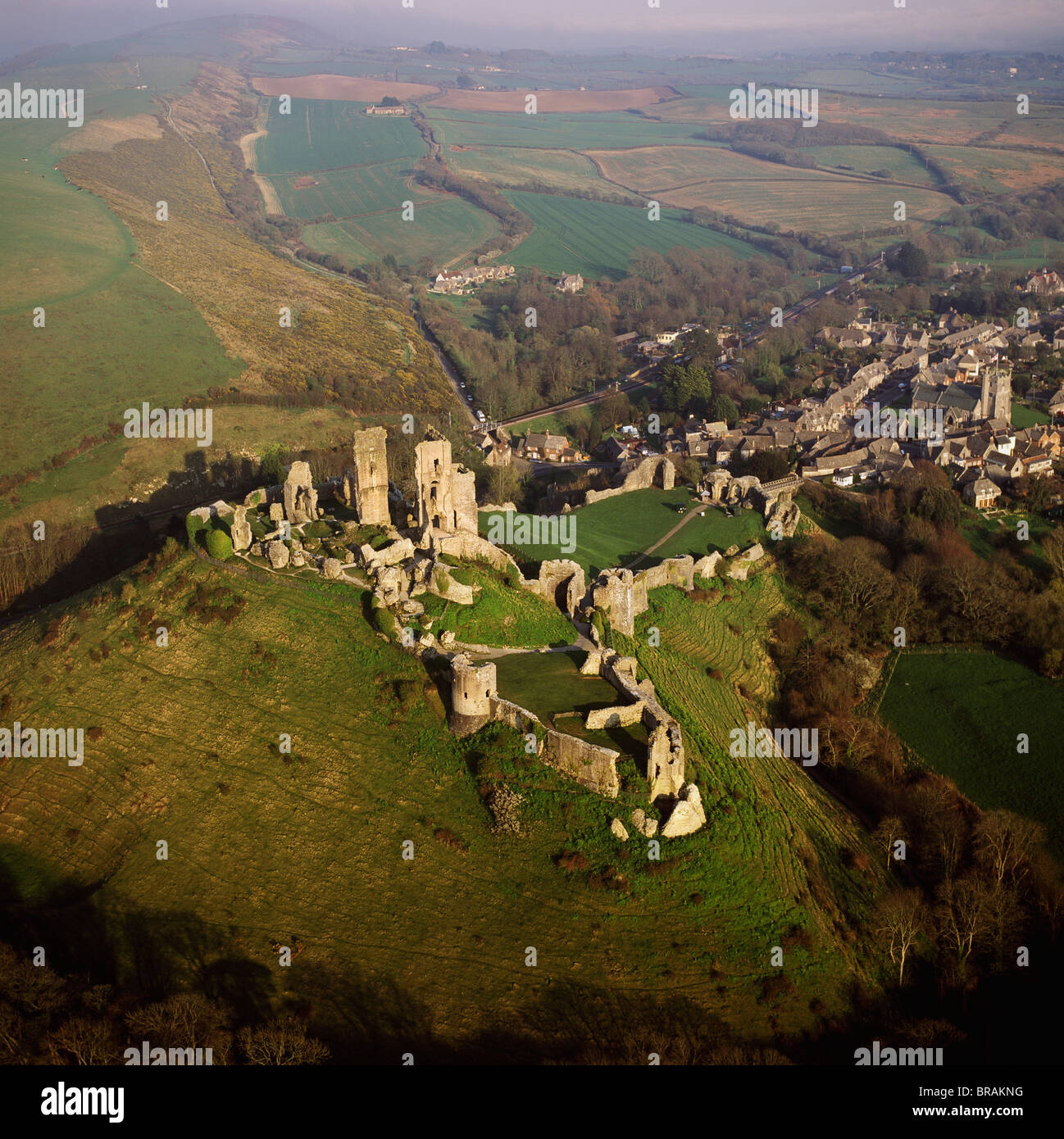 Immagine aerea di Corfe Castle, Purbeck Hills, tra Wareham e Swanage Dorset, England, Regno Unito, Europa Foto Stock