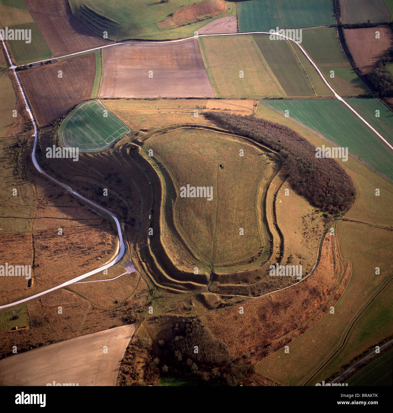 Immagine aerea di Battlesbury Camp, un'età del ferro Hill fort, Warminster, Wiltshire, Inghilterra, Regno Unito, Europa Foto Stock