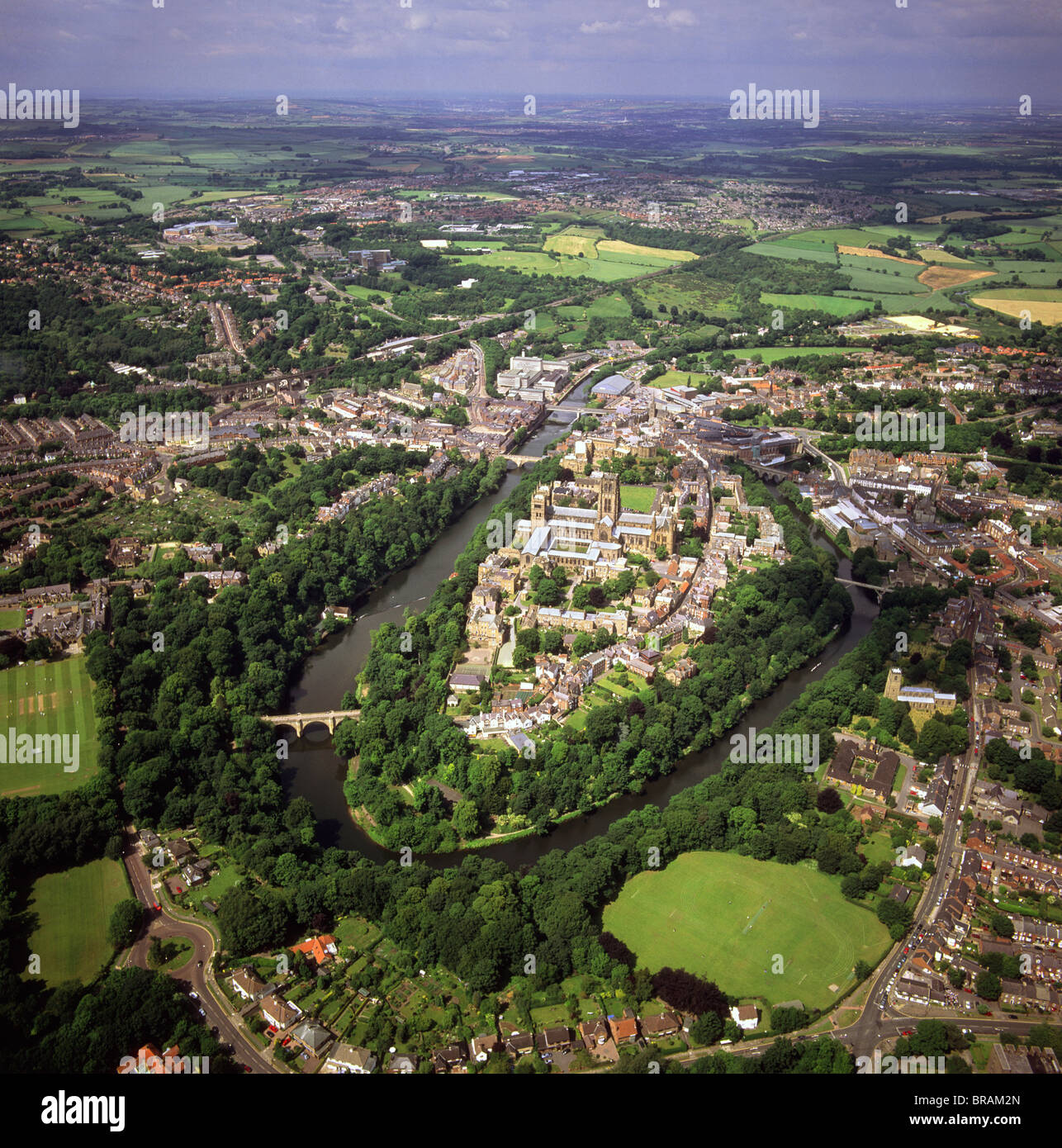 Immagine aerea della città compresa Durham Castle, un castello medievale, la Cattedrale normanna e il fiume usura, Durham, England, Regno Unito Foto Stock