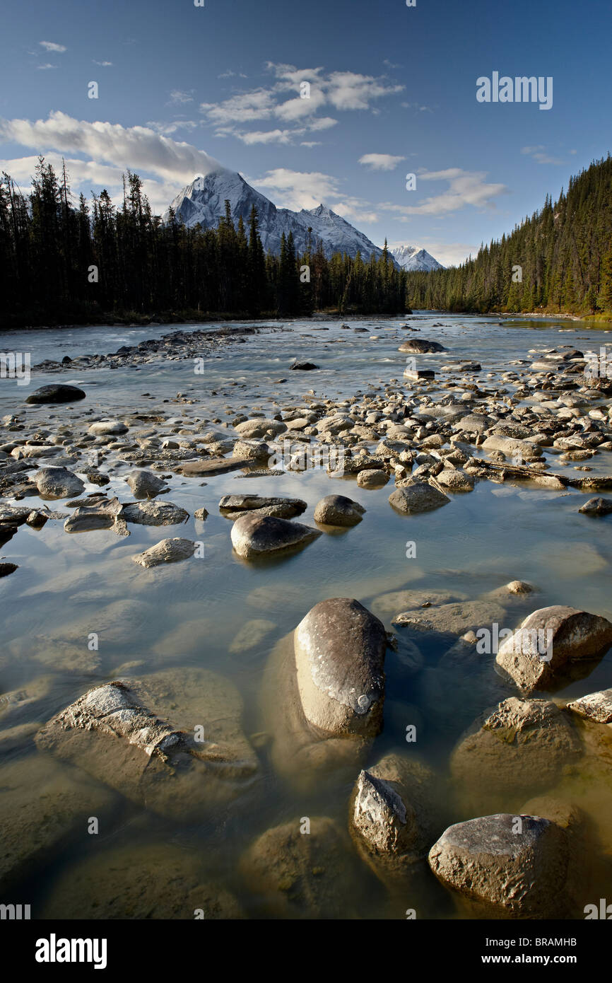Fiume idromassaggio, parco nazionale di Jasper, Sito Patrimonio Mondiale dell'UNESCO, montagne rocciose, Alberta, Canada, America del Nord Foto Stock