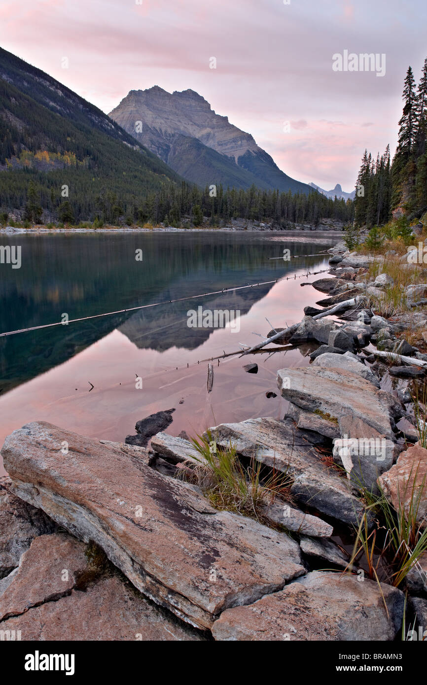 Montare Kerkeslin riflessa nel lago a ferro di cavallo all'alba, il Parco Nazionale di Jasper, UNESCO, Alberta, montagne rocciose, Canada Foto Stock