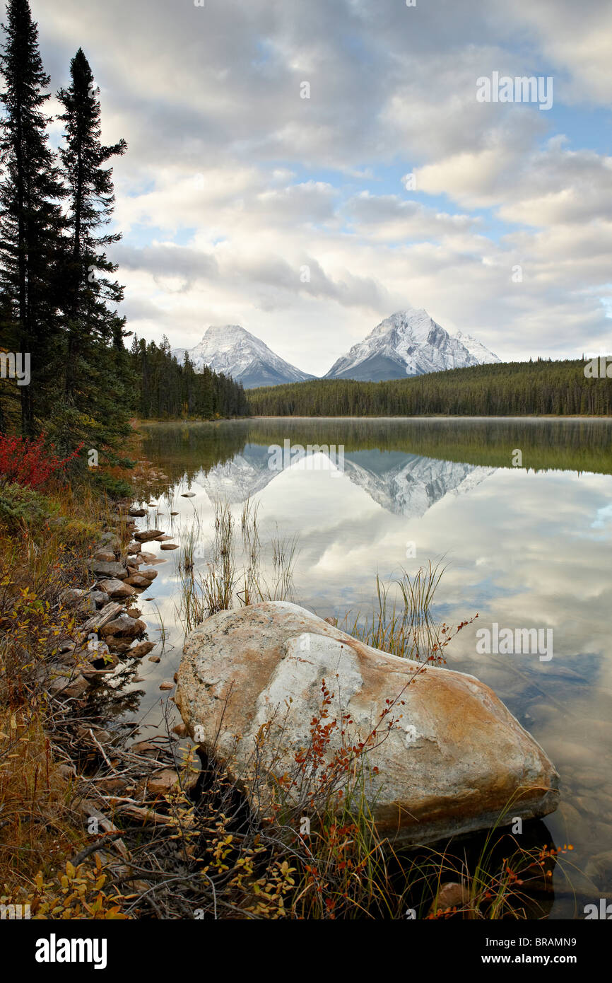 Le montagne si riflette in Leech Lake, il Parco Nazionale di Jasper, Sito Patrimonio Mondiale dell'UNESCO, Alberta, montagne rocciose, Canada Foto Stock