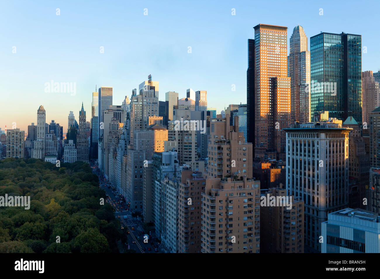 Edifici lungo South Central Park in uptown di Manhattan, New York, New York, Stati Uniti d'America, America del Nord Foto Stock