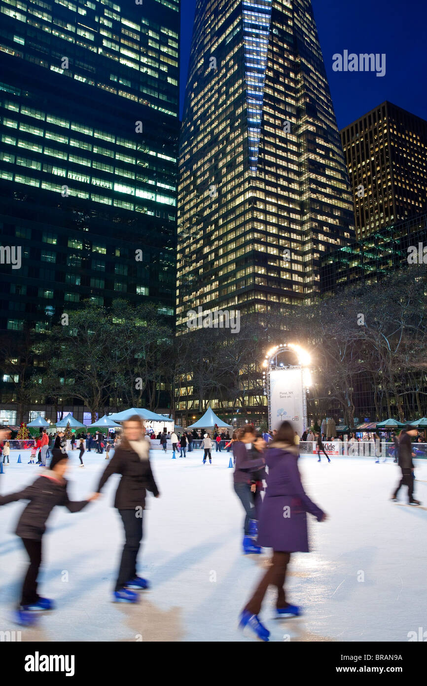 Pista di pattinaggio su ghiaccio in Bryant Park a Natale, Manhattan, New York, New York, Stati Uniti d'America, America del Nord Foto Stock