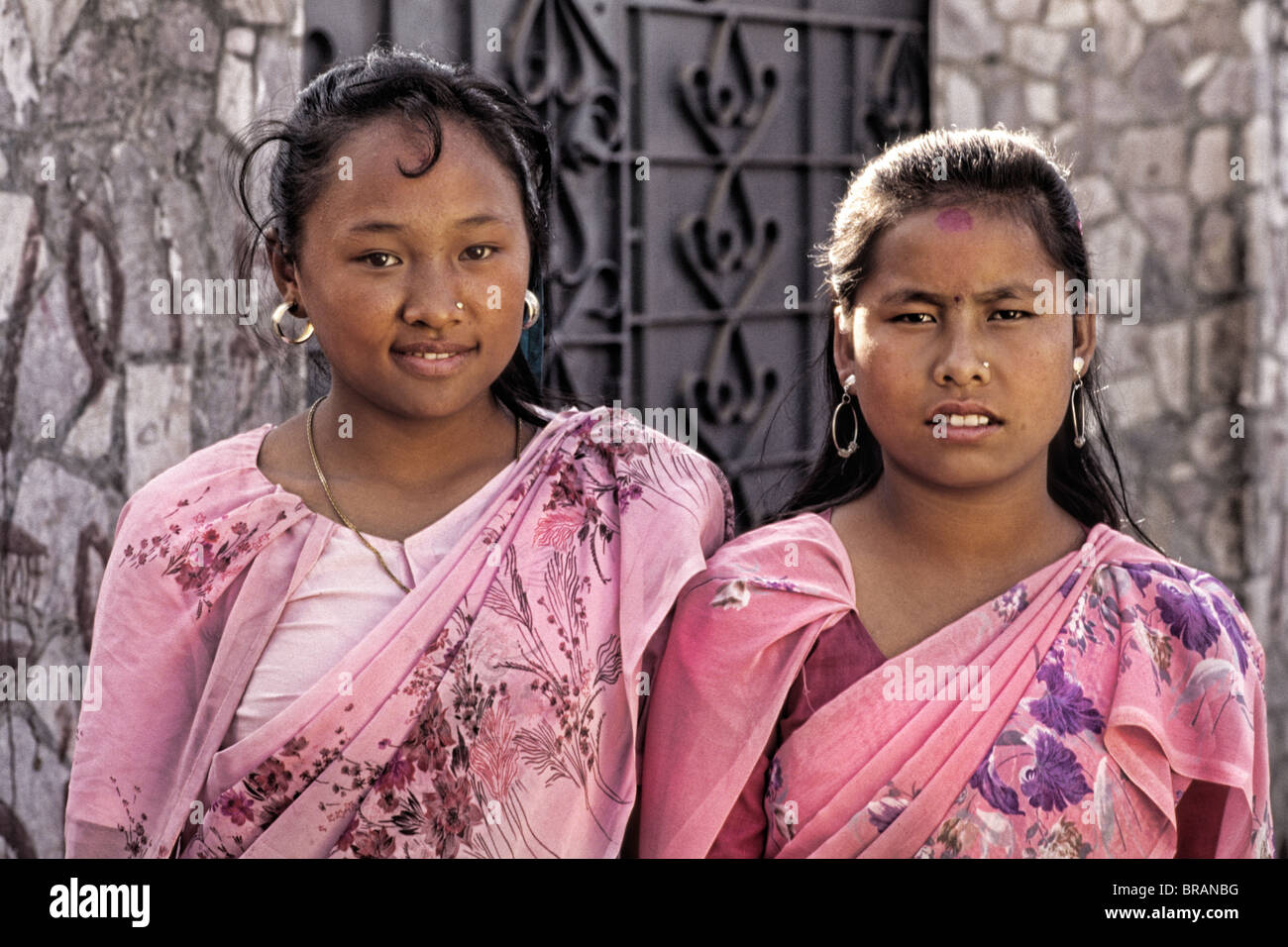Due giovani ragazze affluient nel centro di Kathmandu in Nepal Katmandu Foto Stock
