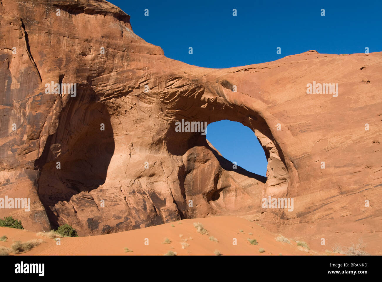 Orecchio del vento Arch, Mistero Valley, il parco tribale Navajo Monument Valley, Arizona, Stati Uniti d'America, America del Nord Foto Stock