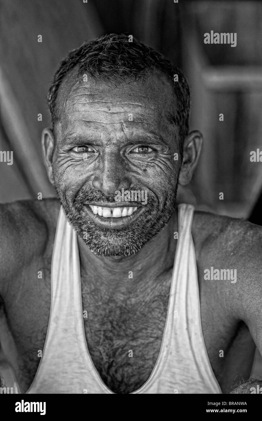 Ritratto colorato del locale uomo indù con un grande sorriso nel piccolo villaggio di Charu vicino Ranthambore in Rajasthan in India Foto Stock