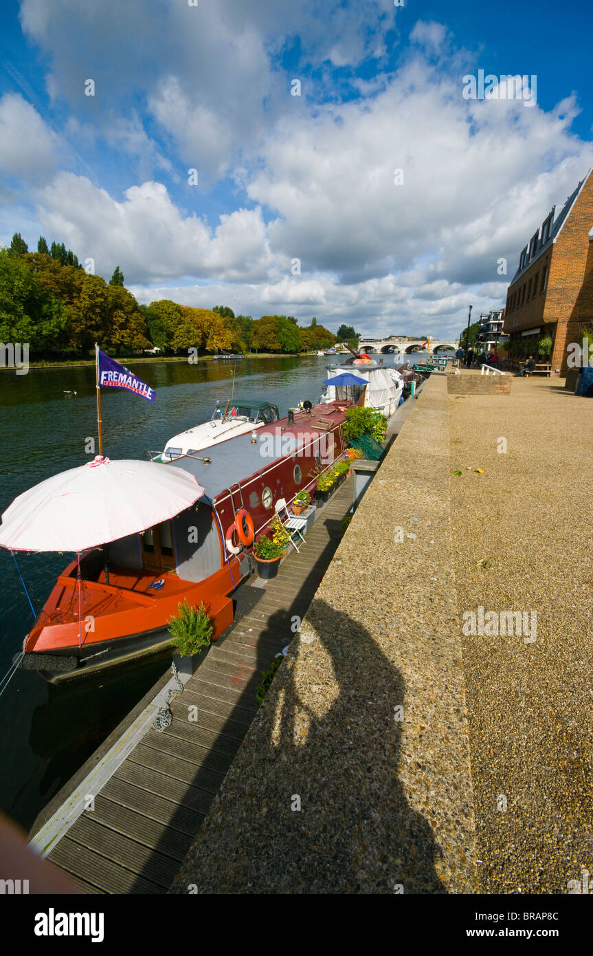 Narrowboat Ormeggiato sul fiume a Kingston Upon Thames Surrey in Inghilterra Foto Stock