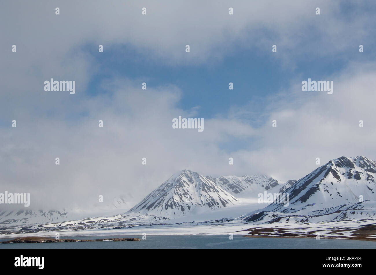 Norvegia, a nord del circolo polare artico, isole Svalbard, Spitsbergen, Ny Alesund. Kongsfjorden (aka King's Bay). Paesaggio artico. Foto Stock