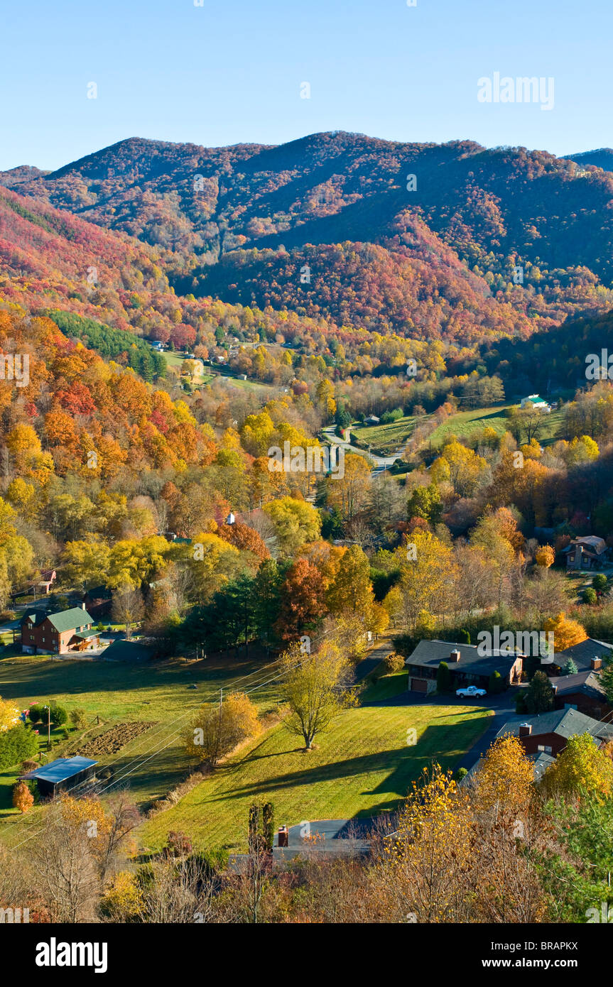 Vista sulla valle con foglie colorate in estate indiana, Great Smoky Mountains National Park, UNESCO, Tennessee, Stati Uniti d'America Foto Stock