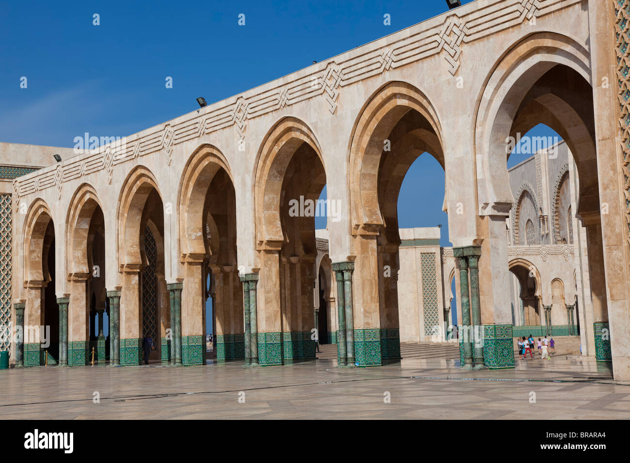 Archi della moschea di Hassan II, Casablanca, Marocco Foto Stock
