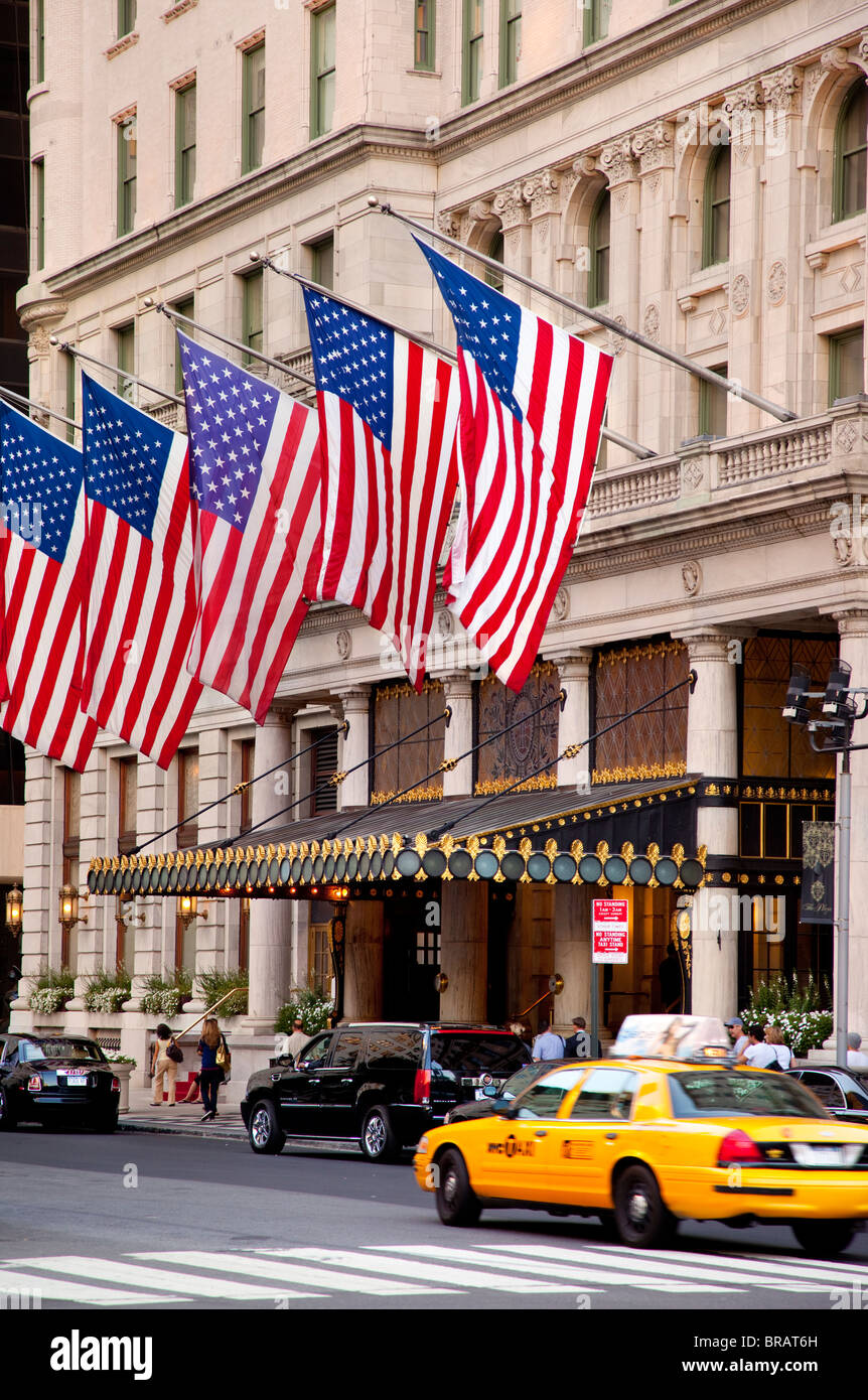 Bandierine americane sorvolare Plaza Hotel a New York STATI UNITI D'AMERICA Foto Stock
