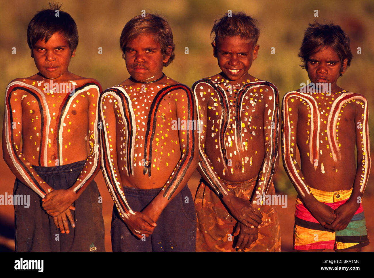 Giovani ragazzi di Anangu dipinte con disegni totemiche, Sud Australia Foto Stock