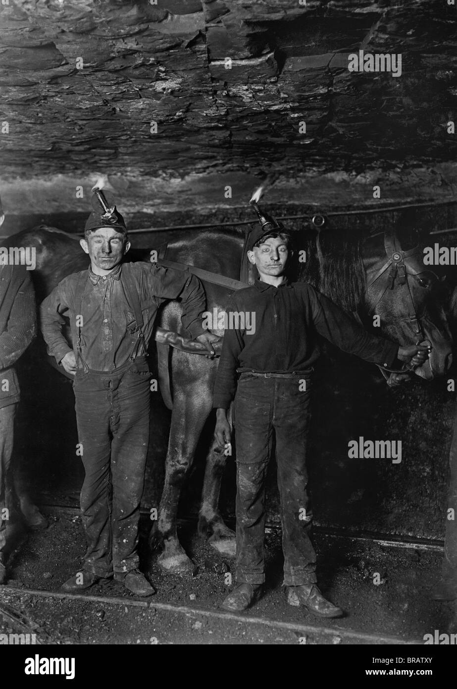 Vintage foto c1908 da Lewis Wickes Hine di ragazzi che lavorano in una miniera di carbone in West Virginia, USA. Foto Stock