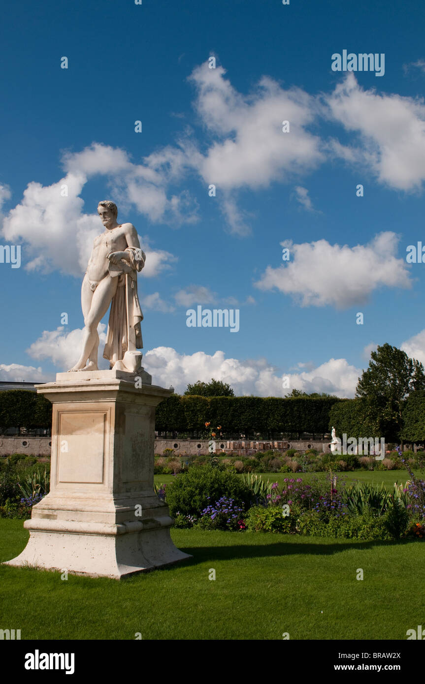 Statua virile, Jardin des Tuileries, Parigi, Francia Foto Stock