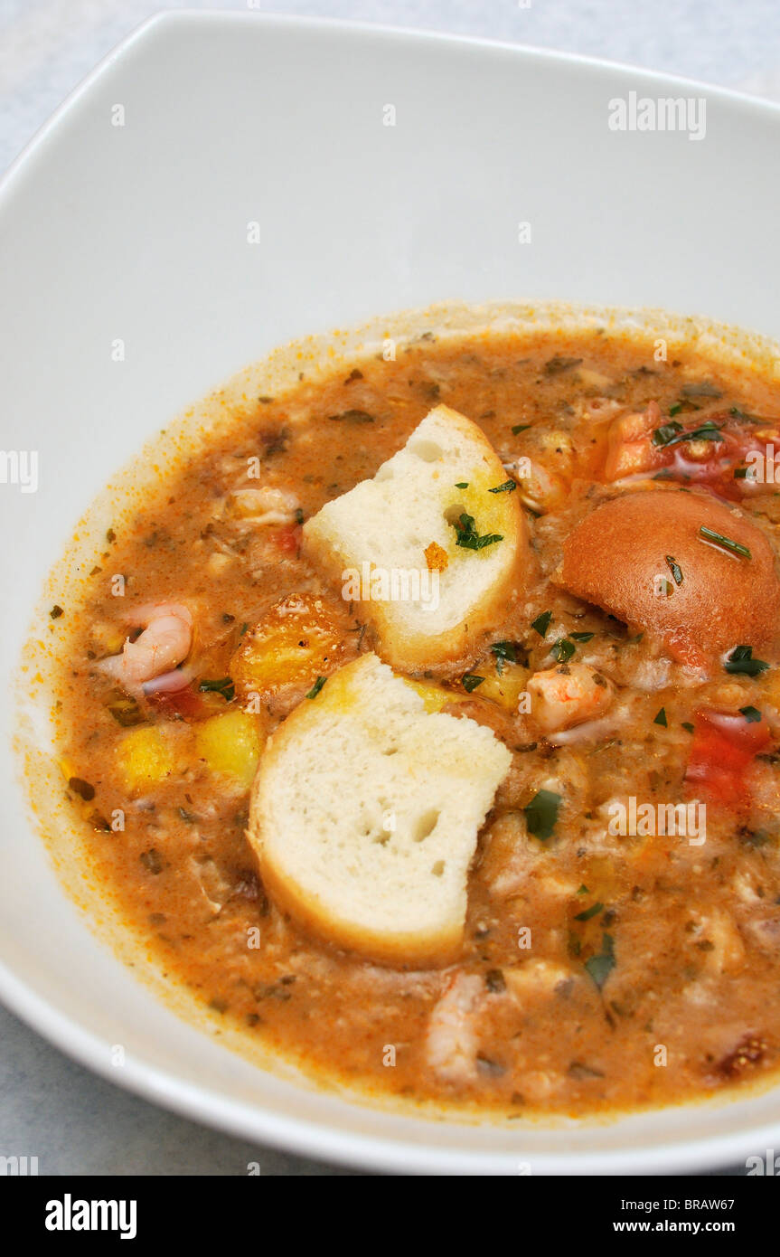 Trieste. L'Italia. Ciotola di zuppa di pesce. Trattoria Antipastoteca di Mare 'Alla Voliga'. Foto Stock