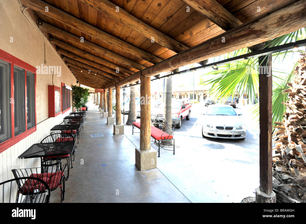 Parte di un complesso di vendita al dettaglio in Arizona include una grande ombra in legno veranda Foto Stock Parte di un complesso di vendita al dettaglio in Arizona include una grande ombra in legno veranda Foto Stock