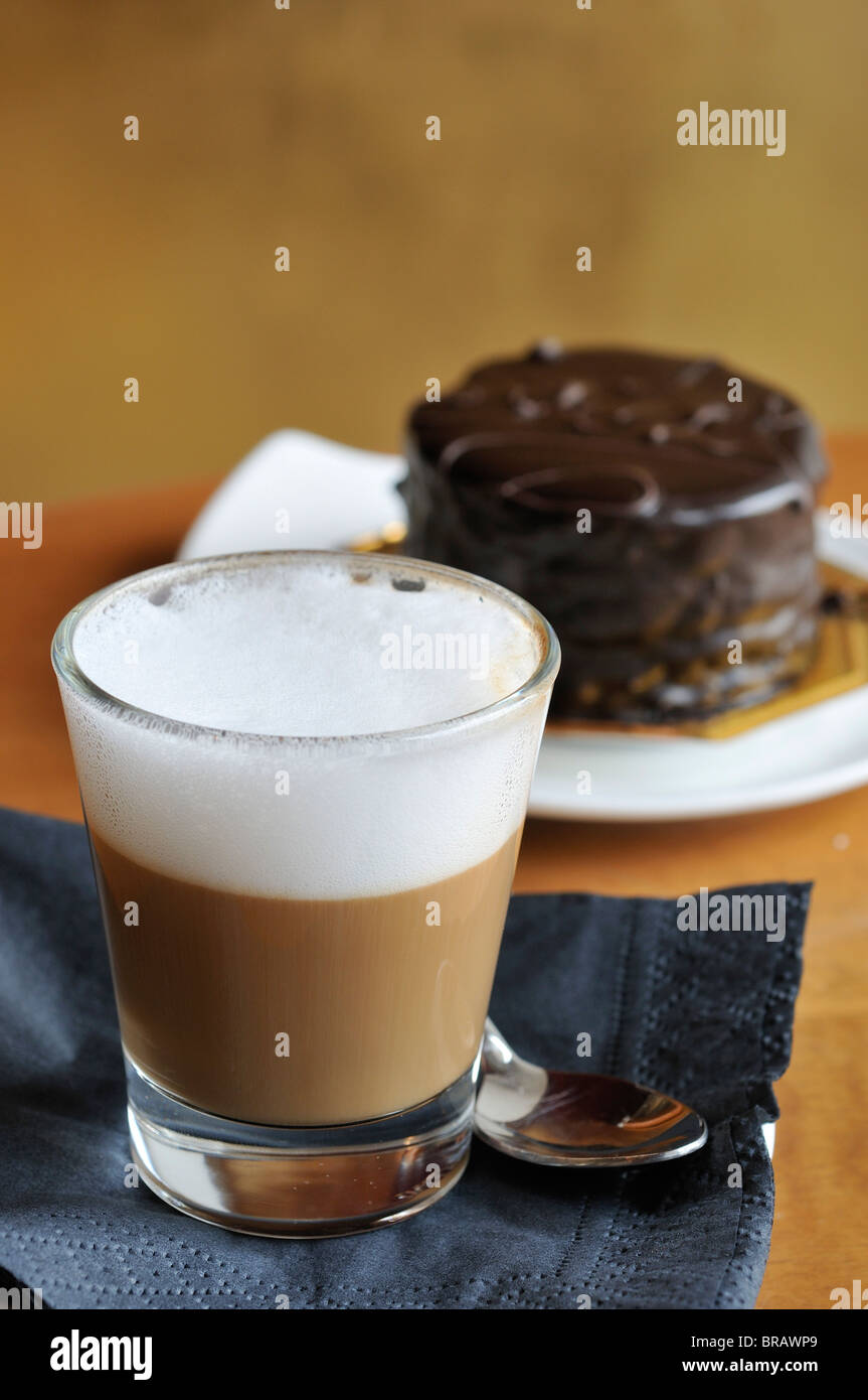 Trieste. L'Italia. Cappuccino & Sacher Torte presso il Cafe' Audace. Cappuccino in bicchiere - Capo' in b. Piazza Unita d'Italia. Foto Stock