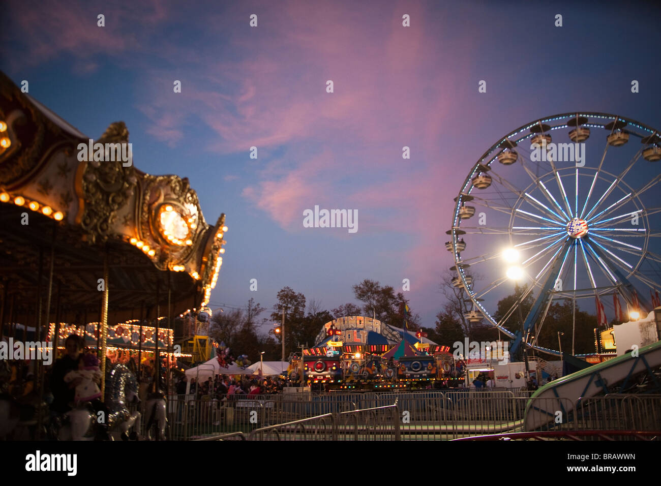 Ruota panoramica Ferris al crepuscolo Foto Stock