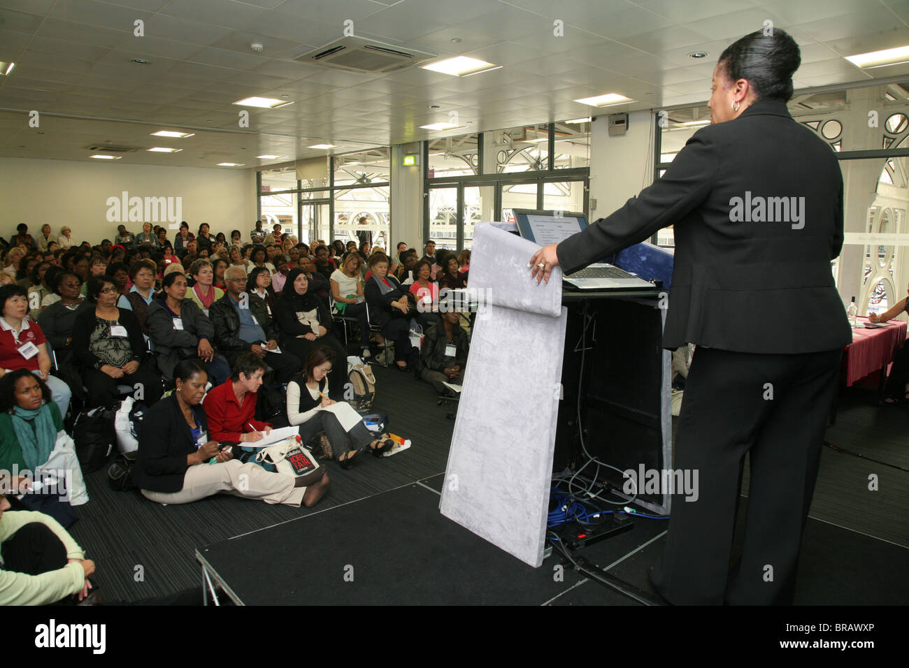 La donna che dà una lezione Foto Stock