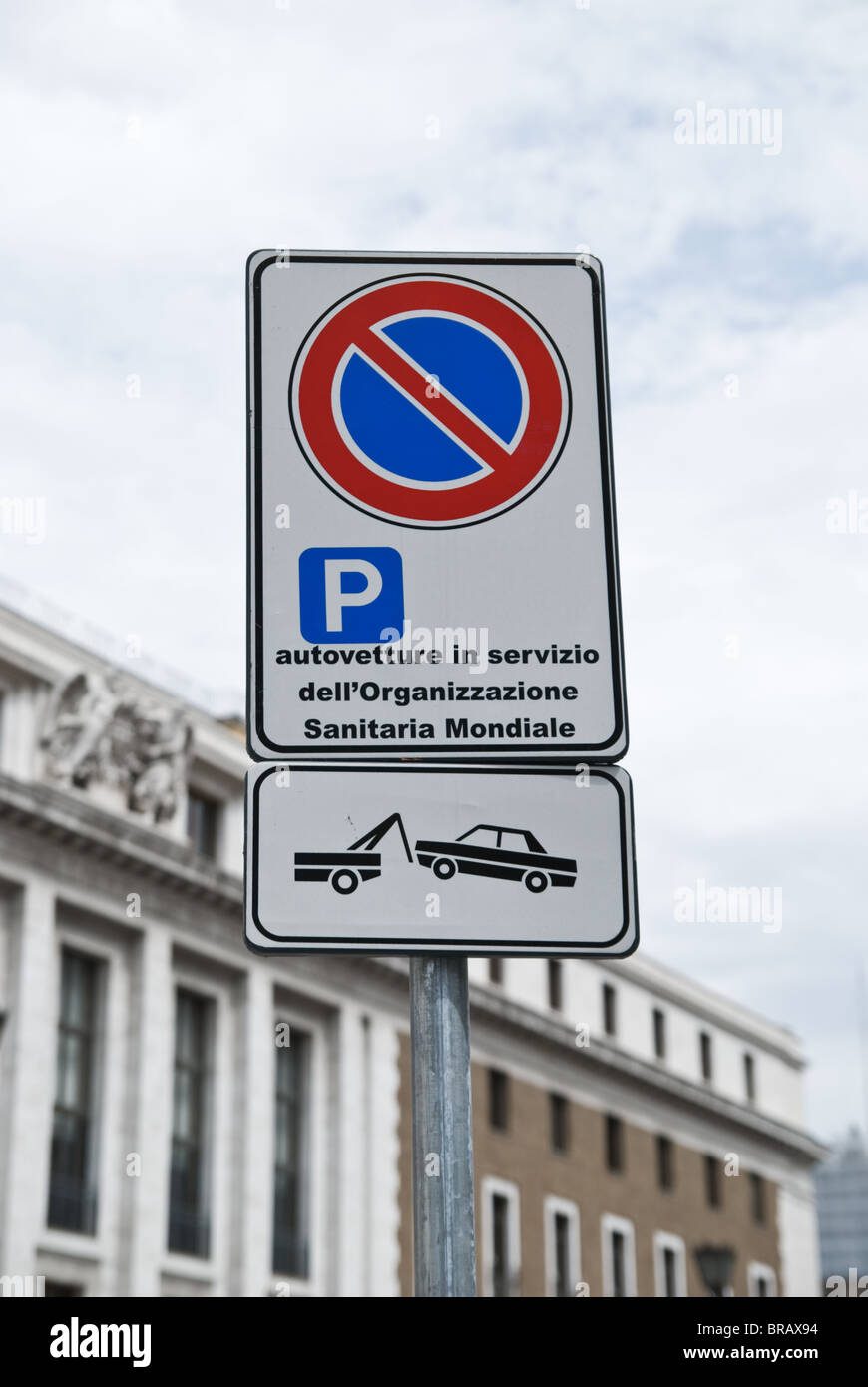 Italian nessun segno di parcheggio, vetture sarà trainato, consentono solo di parcheggio Foto Stock