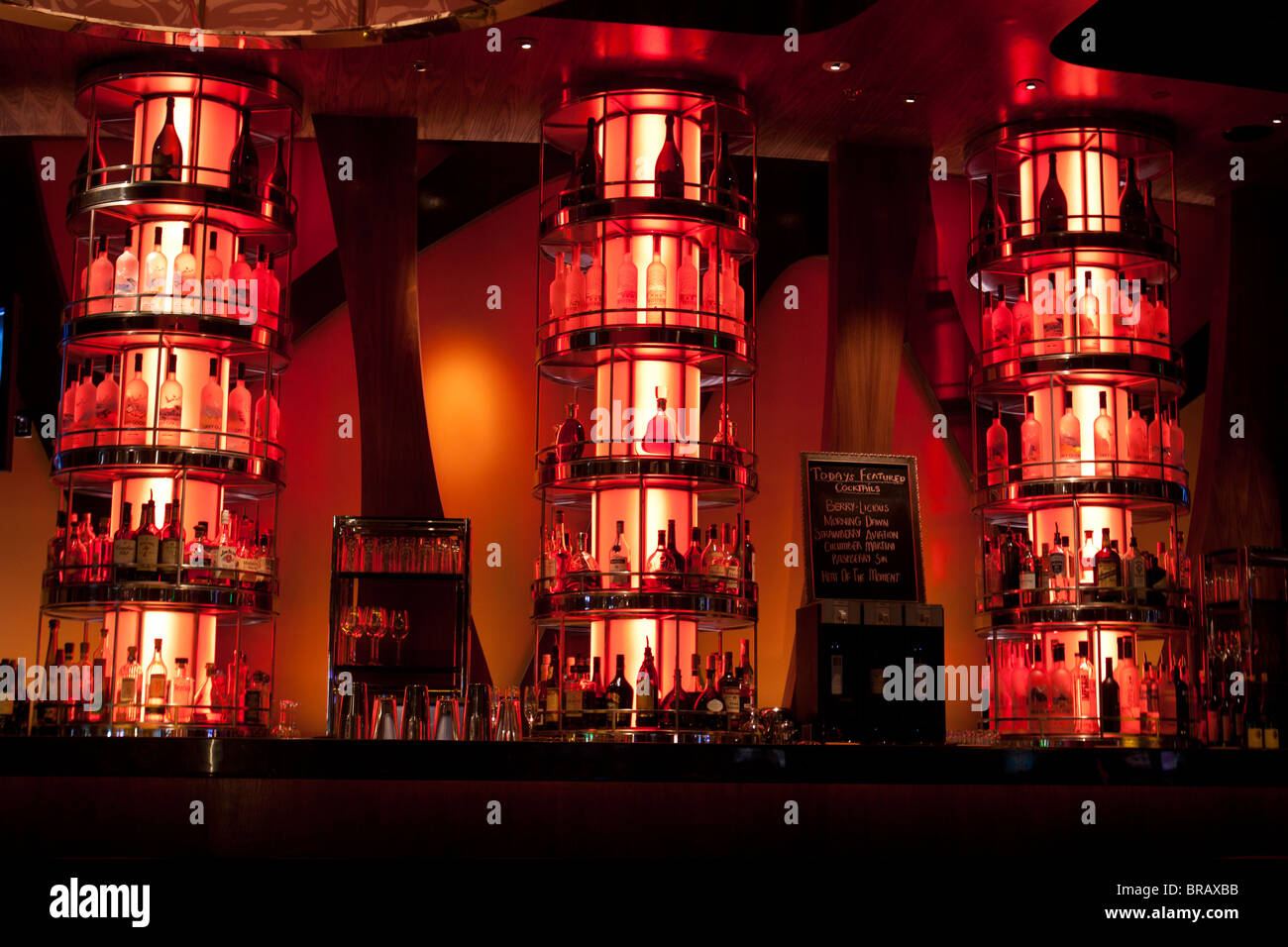 Design elegante di colore rosso display luminosi di alcool a casino bar all'Aria Hotel in Las Vegas, Nevada, STATI UNITI D'AMERICA Foto Stock