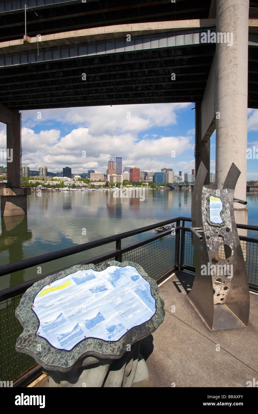 Portland Waterfront lungo il fiume Willamette; Portland, Oregon, Stati Uniti d'America Foto Stock