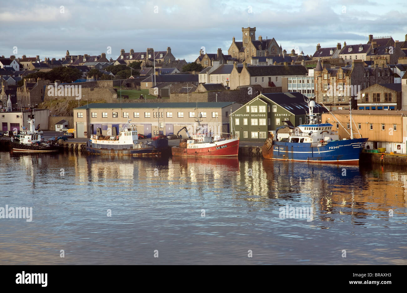 Porto e città, Lerwick, isole Shetland, Scozia Foto Stock