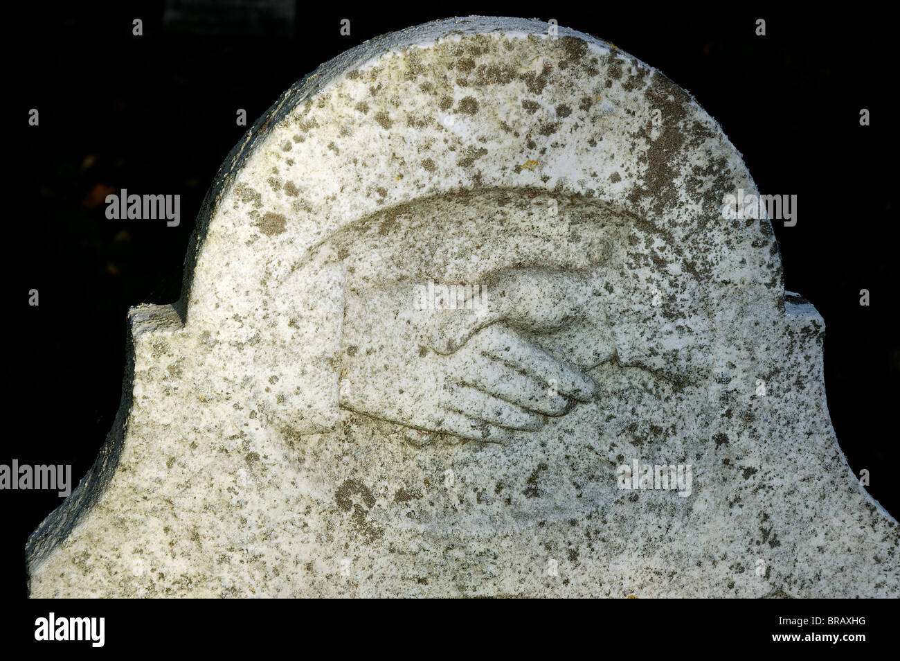 Dettaglio di una vecchia lastra tombale mostra mani giunte Foto Stock