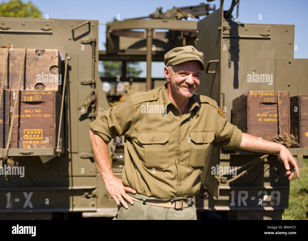 Durante la Seconda guerra mondiale era US Army soldier in piedi dietro il carrello Foto Stock