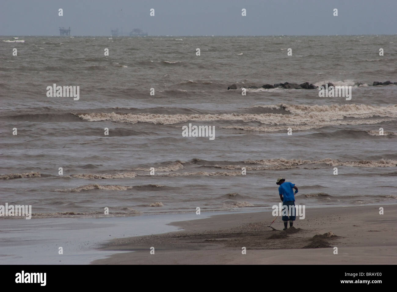 Il clean-up i lavoratori sulla spiaggia di Grand Isle, Louisiana rimuovere spiaggiata olio dalla BP fuoriuscita di petrolio nel golfo del Messico. Foto Stock