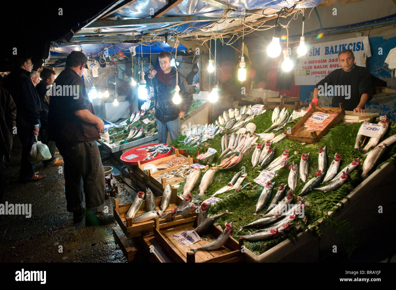 Mercato del pesce. Distretto di Karaköy. Golden Horn. Istanbul. La Turchia. Foto Stock