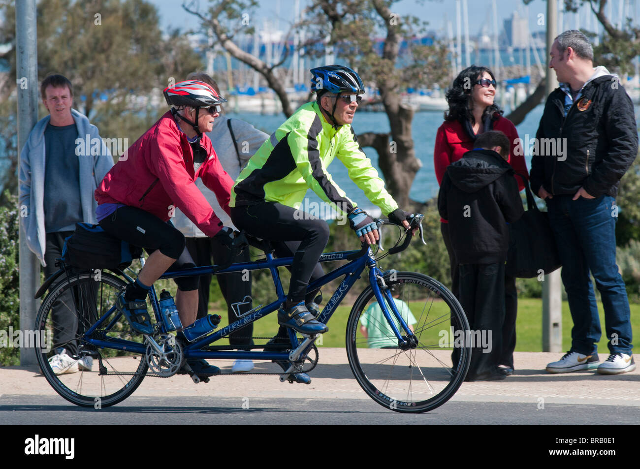 Due uomini in bicicletta tandem lungo l'Esplanade a St Kilda Beach a Melbourne, Australia Foto Stock