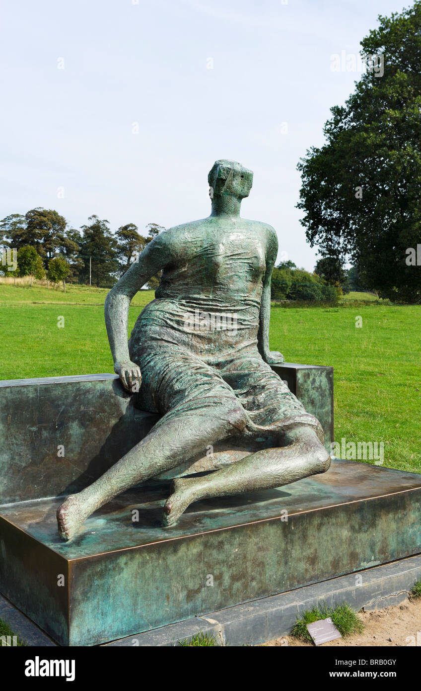 Henry Moore's 'Dviolentato la donna seduta' nel Yorkshire Sculpture Park, Wakefield, West Yorkshire, Inghilterra, Regno Unito Foto Stock