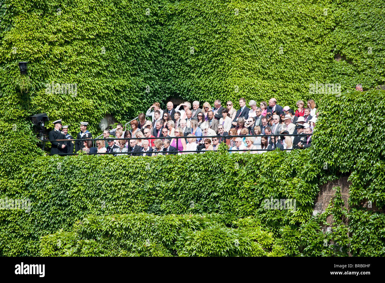 Gli spettatori a guardare la sfilata dal Admiralty Cittadella. "Trooping il colore' 2010 Foto Stock