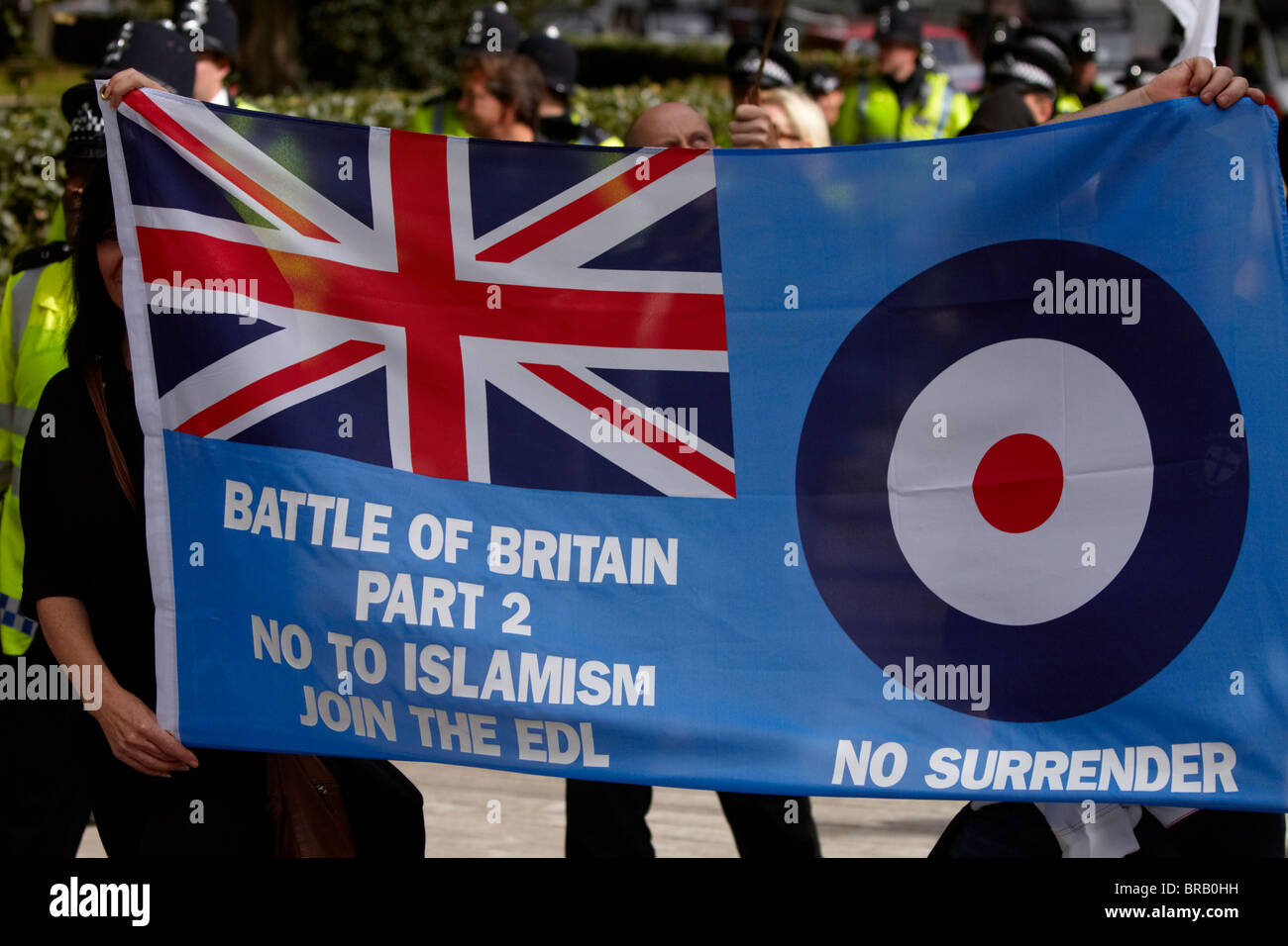 Banner portati dai membri EDL mentre canti "No rinuncia ai talebani." LONDRA, REGNO UNITO Foto Stock