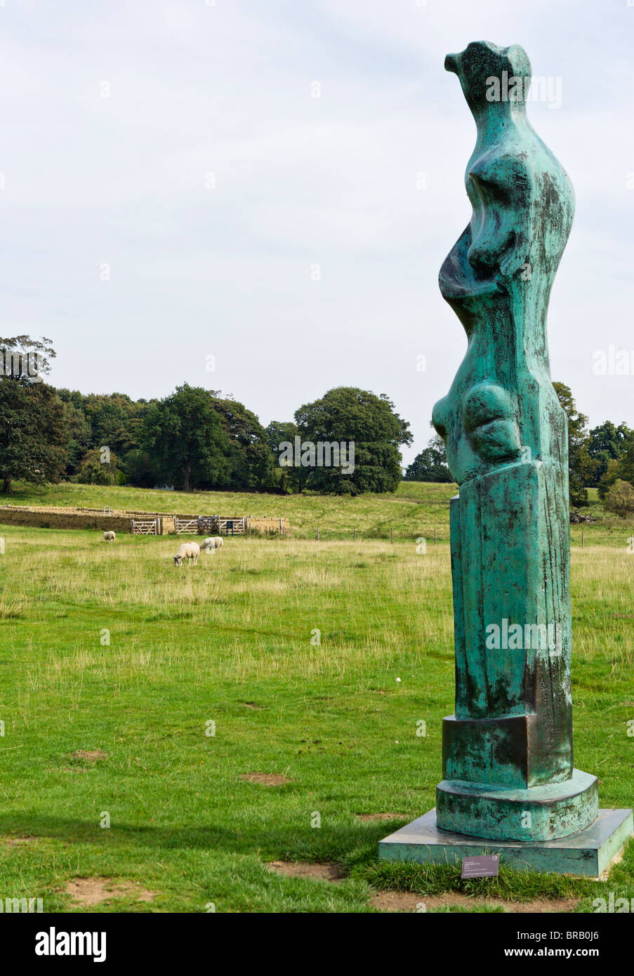 Henry Moore "montante non motrice 9' nel Yorkshire Sculpture Park, Wakefield, West Yorkshire, Inghilterra, Regno Unito Foto Stock