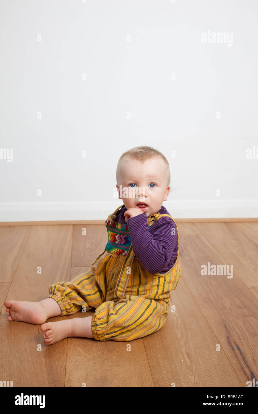 Baby boy con il giocattolo musicale a casa. Foto:Jeff Gilbert Foto Stock
