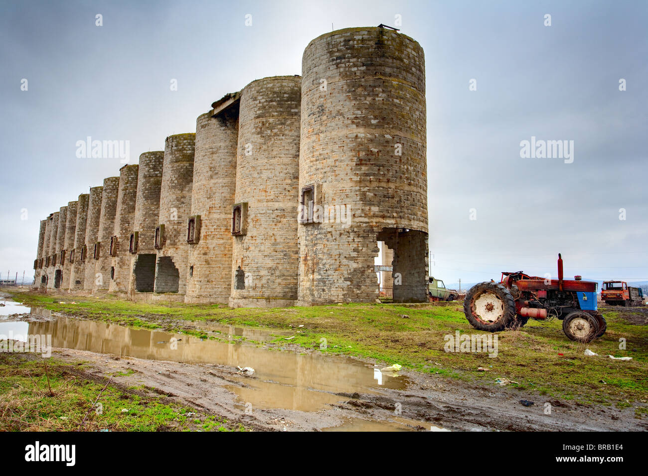 Struttura abbandonata sotto moody nuvoloso cielo scuro, immagine di decrepitude Foto Stock