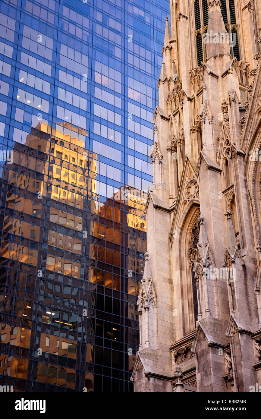 La mattina presto riflessioni sulla Olympic Tower adiacente alla cattedrale di San Patrizio a Manhattan, New York City USA Foto Stock