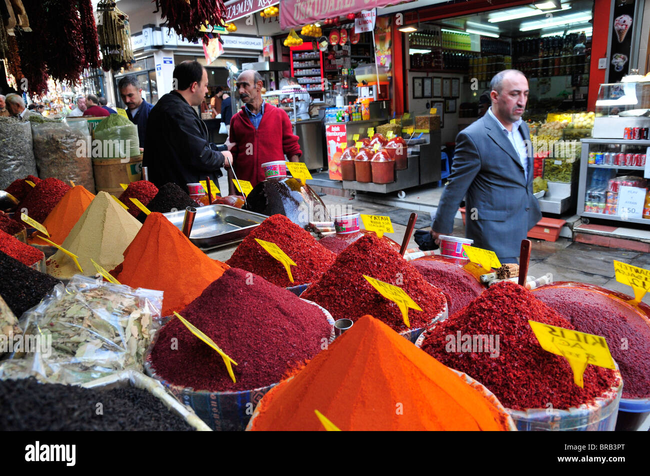 Negozio di spezie in Misir Carsisi (il bazaar egiziano). Istanbul. La Turchia. Foto Stock