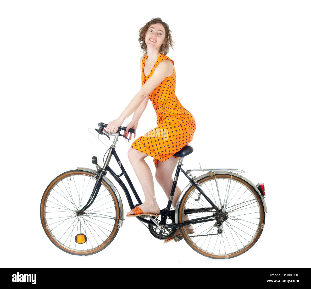 Giovane donna in abiti estivi Bicicletta Equitazione isolati su sfondo bianco Foto Stock